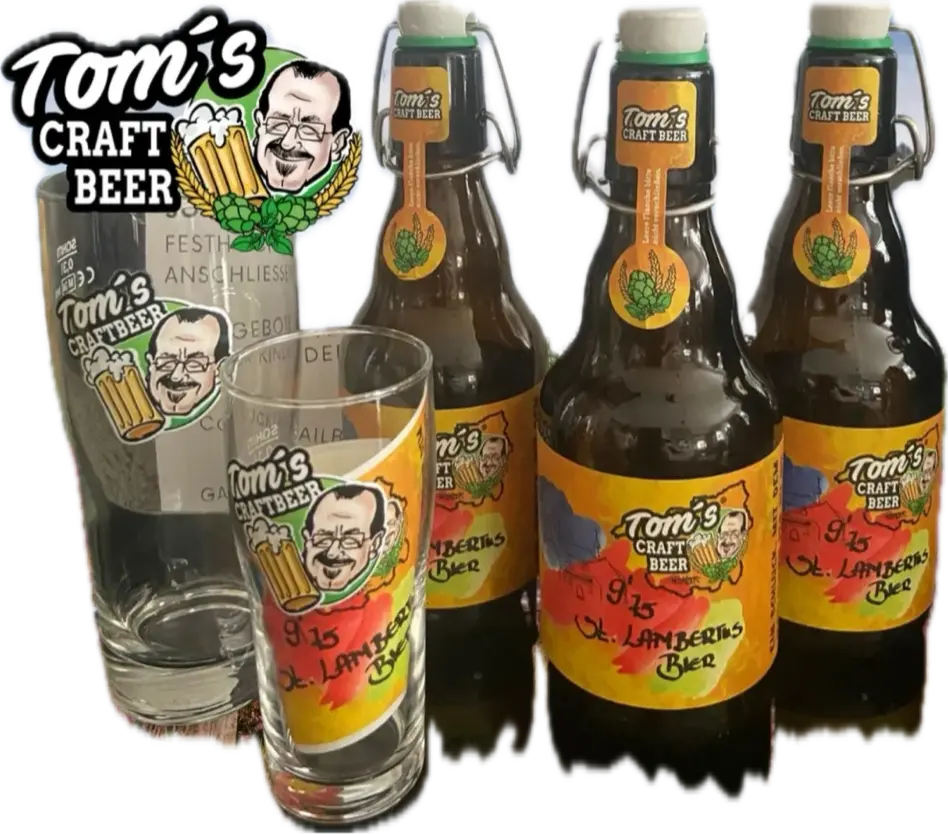 Drei Flaschen Tom's Craft Beer mit buntem Etikett und einem Glas mit dem Logo von Tom's Craft Beer.